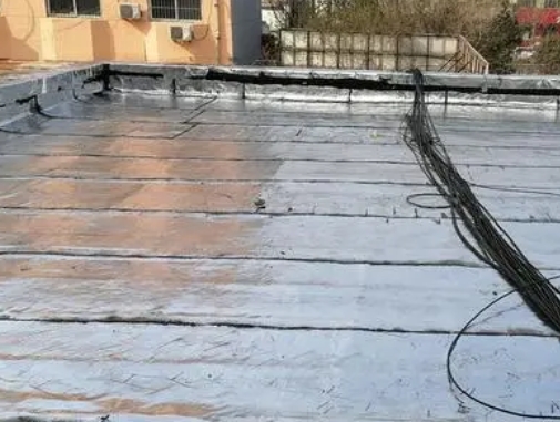 三门峡卫生间漏水维修公司分享下三门峡屋面楼顶防水刚性防水层施工要点。